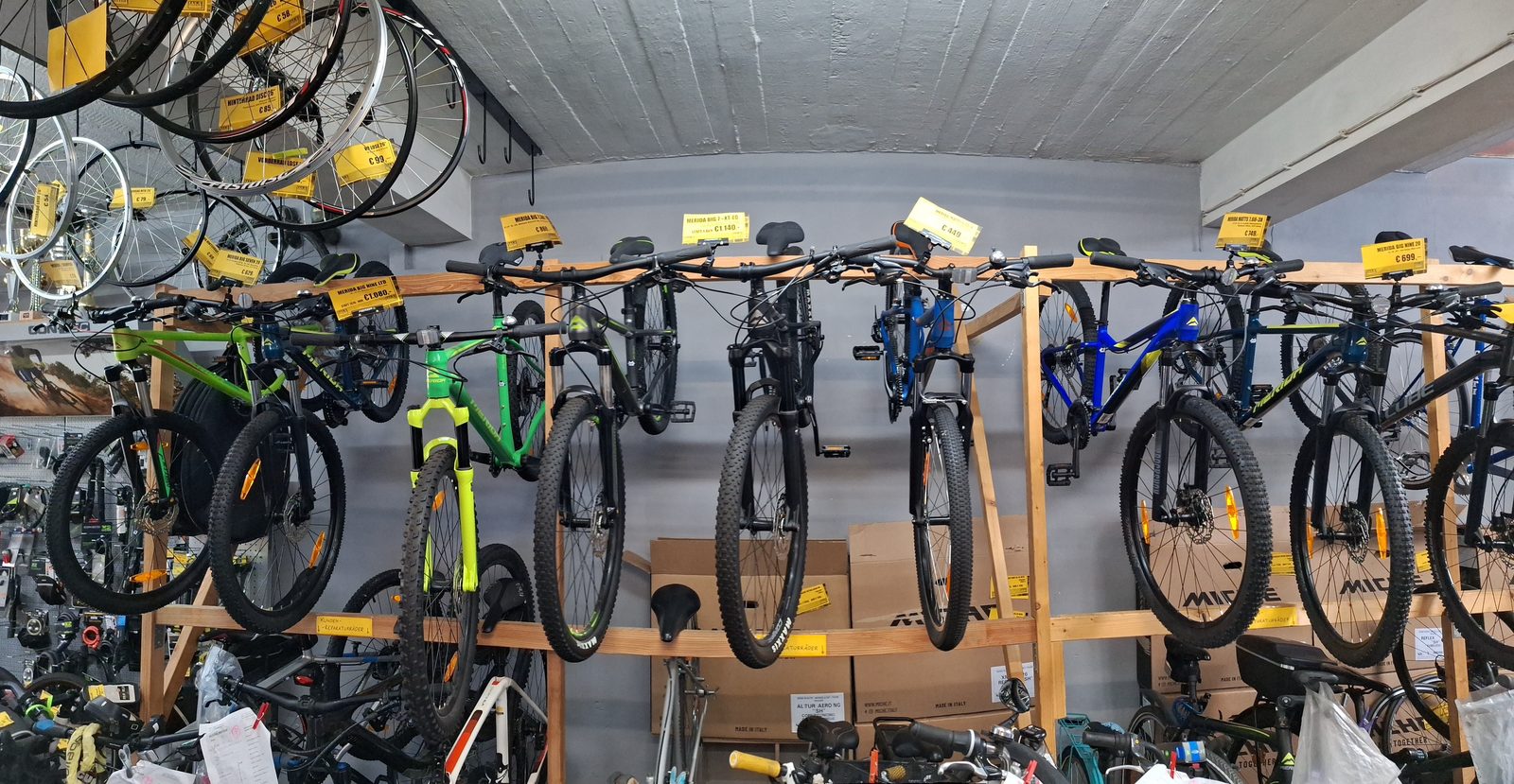Mountainbikes im Regal