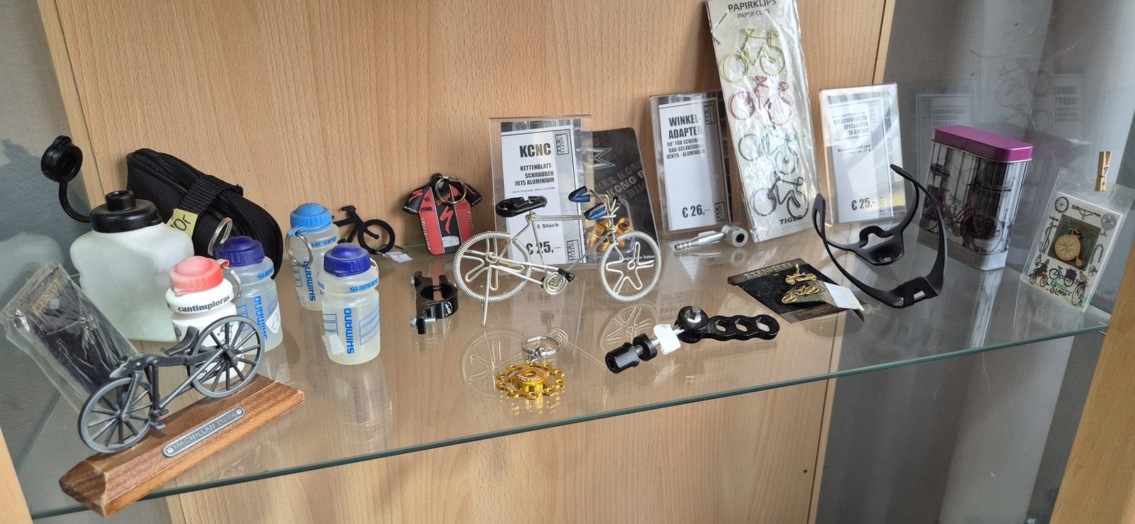 Vitrine mit Radsport-Miniaturen und Zubehör